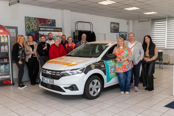 Feierliche Fahrzeugübergabe bei Sekt und Häppchen - Sonnenschein Seniorenbetreuung dankt den Werbepartnern